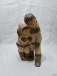 Escultura de casal de esquimó em resina. Medindo 33cm de altura.