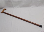 Bengala em madeira com ponteira de borracha e acabamento em metal. Medindo 83cm de comprimento