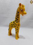 Enfeite / brinquedo na forma de girafa em borracha dura. Medindo 27cm de altura.