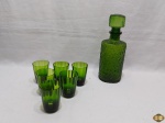 Jogo de garrafa licoreira com 6 copinhos em cristal verde canelado. Medindo a licoreira 25cm de altura.