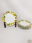 Jogo de 6 pratos de sobremesa com bordas decoradas com frutas em porcelana padrão Vista Alegre. Medindo 20cm