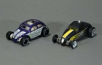 HOTWHELLS - Lote composto por dois modelos de séries especiais, sendo: Sooo Fast Moon Eyes e VW Custom Bug. 6 cm., sem cartelas (loose) MATTEL 2009.