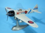 ZERO FIGHTER - Modelo de metal e plástico em escala 1:48, muito bem detalhado, possui sistema de corda para girar o hélice, e trem de pouso retrátil. 19,5 cm. TOYMARK CO 1997