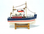 Antiga miniatura artesanal de Barco Pesqueiro em madeira policromada em branco, vermelho e azul, muito bem detalhada. Brasil. 10,5 cm.