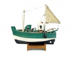 Miniatura de Barco pesqueiro com vela e bote, metal e plástico, cor predominante verde. Apresenta pequenas perdas no detalhamento. 15 cm.  CHINA