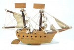 Antiga miniatura artesanal de Caravela em madeira de lei com cordas e velas. Inscrição Bahia, Porto do Engenho. Brasil. 22 cm.