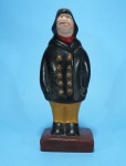 Marinheiro - Escultura em gesso policromado de Marinheiro de sobretudo com capuz. 19 cm. Assinado Letícia 1994 no fundo.