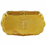 Rara tabaqueira em ouro, decorada com as armas do Barão de Ibirocai. Brasil, Séc. XIX. 8,8 x 5 x 2,2 cm. 98,21 gr. 