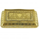 Rara caixa em ouro ricamente cinzelada, decorada com folhagens em relevo. Europa, Séc. XIX. 02 x 08 x 05 cm. 115 gr.