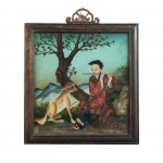 Bela pintura sobre vidro representando Flautista e animal. China, Qing, meados do Séc. XIX. Acompanha moldura em madeira canelada. 32 x 30 cm.
