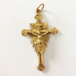 Crucifixo relicário executado em ouro. Brasil, Séc. XVIII/XIX. 08 cm.