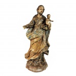 Escultura em madeira policromada e dourada representando São José com menino Jesus. Portugal ou Brasil, final do Séc. XVIII. 75 cm de altura.
