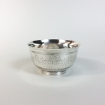 Escravos de ganho. Raríssimo bowl em prata de lei batida, cinzelada e repuxada. Brasil, Séc. XVIII/XIX. 9 X 16 cm.

