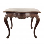 Pequena mesa em jacarandá no estilo D. José I. Brasil, Séc. XIX. 57 x 67 x 48 cm.