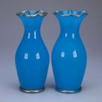 Par de vasos em opalina azul com borda dourada. França, Séc. XIX. 25 cm de altura.