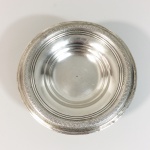 Pequeno prato em prata de lei, batida, repuxada, fundida e guilhochada. Contraste da cidade do Porto. Portugal, Séc. XIX. 150 gr. 17 cm diâmetro.
