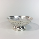 Pequeno bowl em prata de lei fundida e cinzelada. Contraste Águia. Portugal. 180 gr. 07 x 16 cm.
