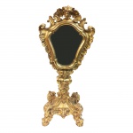 Raro relicário em madeira entalhada e dourada com espelho. Brasil, Séc. XVIII. 58 cm de altura.
