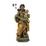 Escultura em madeira policromada representando São José de Botas com menino. Acompanha cajado em metal. Portugal, Séc.XVIII. 48 cm de altura.