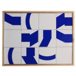 Athos Bulcão (1918-2008). Painel com 12 azulejos com fundo branco e composição em azul. Moldura em madeira. Um azulejo com pequeno bicado. 60 x 44 cm (M.I) 
64 x 48 cm (M.E). 
