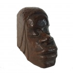 Cassio M`Boy (1903-1986). Cabeça de Negro. Escultura em madeira entalhada. Assinada na base. 17 x 19,5 x 9,5 cm.  