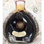 Conhaque Louis XVIII, Remi Martin. Conhecido como o rei dos conhaques. Antiga garrafa selada em sua caixa original. (Embalagens novas encontram-se no mercado por mais de R$ 40.000,00). 750 ml.
