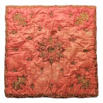 Antiga seda almofadado na cor vermelha bordada com fios de ouro. Usada para cerimônias litúrgicas. Itália, Séc. XVIII. 82 x 82 cm.
