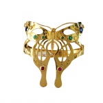 Bracelete em ouro amarelo, diamantes, rubis e esmeraldas no formato de borboleta. Peso total 50.9 gr.
