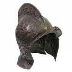 Belíssimo capacete em forma de elmo em bronze. Ricamente cinzelado com desenhos em relevo representando batalhas. Europa, Séc. XIX. 35 x 34 x 23 cm. 
Acompanha caixa original.
