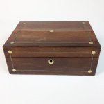 Belíssima caixa em madeira nobre com incrustações em madrepérola. Inglaterra,  período Vitoriano, Séc. XIX. 10 x 25 x 17 cm.  