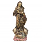 Escultura em madeira policromada representando Nossa Senhora da Conceição. Brasil, Séc. XVIII. 27 cm de altura.
