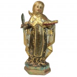 Escultura em madeira ricamente policromada e dourada representando Santa Teresa de Ávila. Portugal, Séc. XVIII/XIX. 28 cm de altura.
