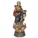 Escultura em madeira policromada representando Nossa Senhora da Conceição. Brasil, Séc. XIX. 37 cm de altura.
