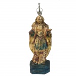 Escultura em madeira policromada representando Santa Luzia. Acompanha coroa em metal. Brasil, Bahia, Séc. XIX. 30 cm de altura com a coroa e 25 cm de altura 
sem.
