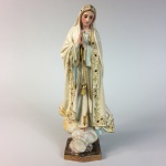 Escultura em madeira policromada representando Nossa Senhora de Fátima. Brasil, cerca de 1900. 31 cm de altura
