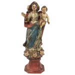 Escultura em madeira policromada representando Nossa Senhora com menino. Brasil, Minas Gerais, Séc. XVIII. 26 cm de altura.
