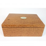 Belíssima caixa executada em madeira decorada com monograma em  madrepérola na tampa. Inglaterra, período Vitoriano, Séc. XIX. 13 x 33 x 24 cm.  