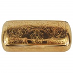 Rara tabaqueira em ouro com iniciais. Brasil, Séc. XIX. 7,3 x 4 x 2 cm. 52 gr.