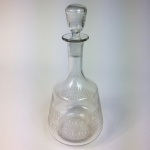 Saint Louis. Bela garrafa com sua tampa original em cristal decorada com rendilhados. França, princípio do Séc. XX. 29 cm de altura.