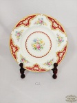 Prato Decorativo em Porcelana  Inglesa Decorado Flores Borda Vermelha. Medida: 25,5 cm diâmetro apresenta pequenas manchas