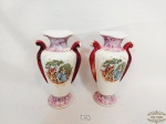 Par de Vasos anforas em Porcelana  representando  com cenas Galantes . Medida: 17,5 cm altura x 6,5 cm diametro