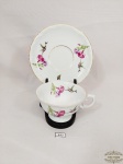 Xicara de Chá em Porcelana Schmidt Decorado comFlores e  Beija Flor. Medida: Xicara 5,5 cm x 9,5 cm e pires 15 cm