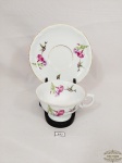 Xicara de Chá em Porcelana Schmidt Decorado comFlores e  Beija Flor. Medida: Xicara 5,5 cm x 9,5 cm e pires 15 cm