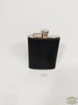 Garrafa de Bebida  de bolso m Inox Revestida de de couro  Sintetico Preto. Medida: 13 cm x 9,5 cm