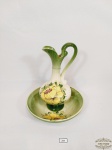 Gomil em cerâmica vitrificada Verde Floral.  jarra  e bacia Medida: Jarra apresenta trincado alça 22 cm e bacia 19 cm x 5 cm