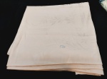 Toalha de Mesa Retangular Adamascada Rosa Karsten. Medida: 1,80 cm x 2,2 cm .apresenta marcas de guardado