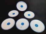 Jogo de 6 Pratos Sobremesa em Porcelana Renner Borda Azul. Medida: 17 cm diametro