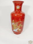 -Vaso em porcelana oriental  tons   vermelho  ricamente decorado. Medida 37 cm altura x 11,5 cm diametro