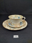 Trio de Chá e Sobremesa em Porcelana Tuscan Inglesa Floral Pintada a mão.Medida 5,5 cm x 10 cm e pires 14 cm e sobremesa 18 cm. apresenta manchas