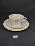 Trio de Chá e Sobremesa em Porcelana Tuscan Inglesa Floral Pintada a mão.Medida 5,5 cm x 10 cm e pires 14 cm e sobremesa 18 cm. apresenta manchas